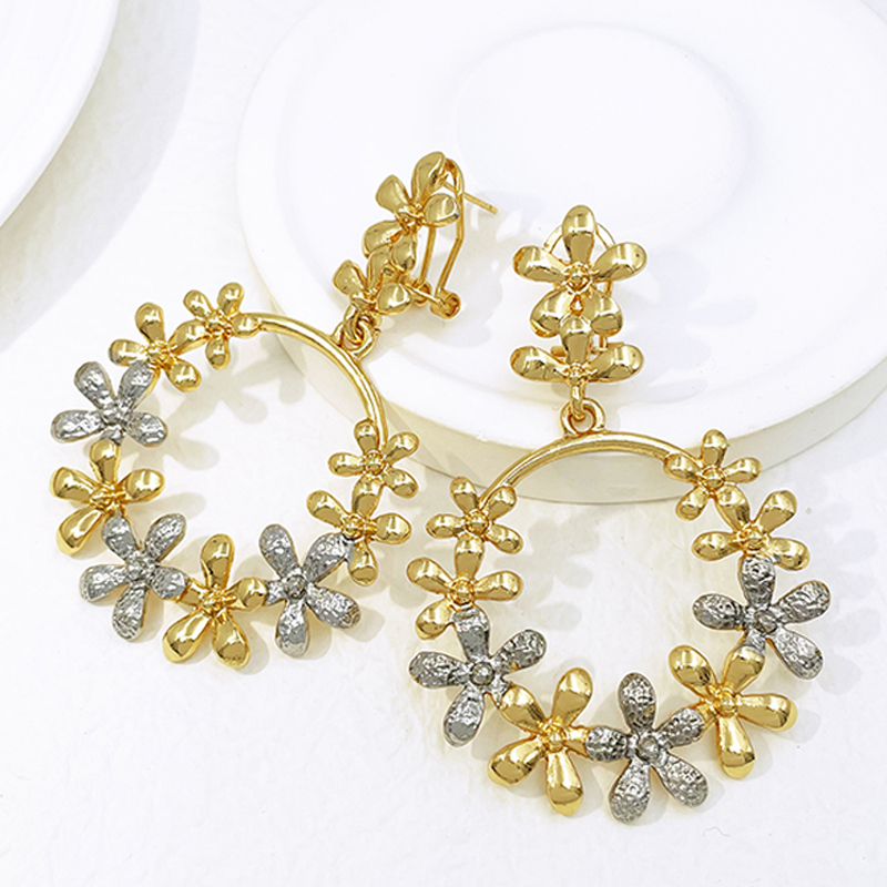 Women Accessories Dubai - Women Big Drop Earrings 18K Gold