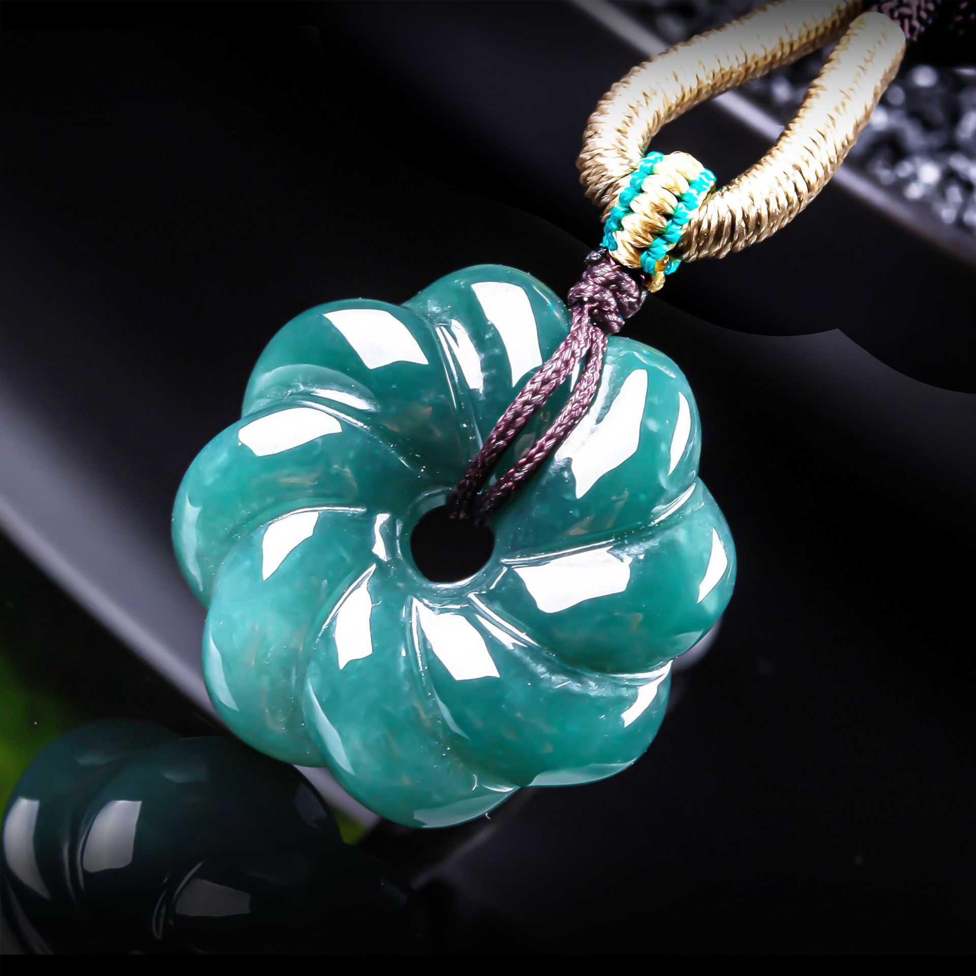 Natural Burmese Jadeite Flower - Woman Accessory 评论和价格