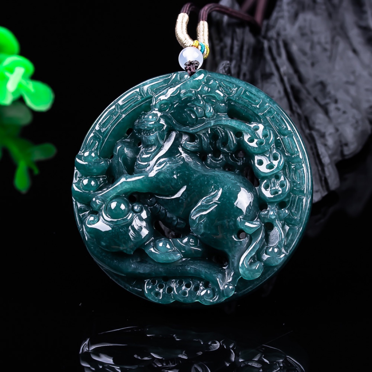 Burmese Jadeite Dragon Pendant - Woman Accessory 评论和价格